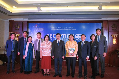 Phó Tổng cục trưởng Tổng cục Du lịch Hà Văn Siêu chụp ảnh lưu niệm cùng đại diện lãnh đạo UBND Thành phố Hồ Chí Minh, Sở Du lịch, Hiệp hội Du lịch Thành phố và đại diện lãnh đạo ngành Du lịch Thái Lan
